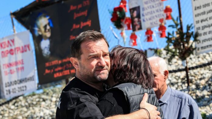 Νίκος Πλακιάς: Χάθηκαν από τα χέρια μου – Συγκλονίζει ο πατέρας που έχασε τις δίδυμες κόρες και την ανιψιά του στα Τέμπη