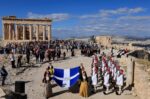 Συγκίνηση στην έπαρση της σημαίας για την απελευθέρωση της Αθήνας – 81 χρόνια από την αποχώρηση των ναζιστικών δυνάμεων
