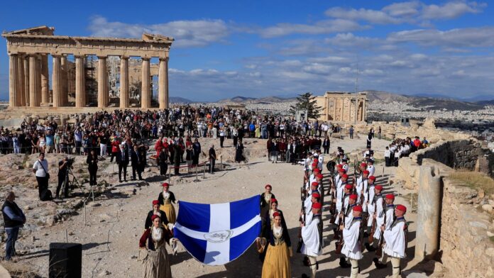 Συγκίνηση στην έπαρση της σημαίας για την απελευθέρωση της Αθήνας – 81 χρόνια από την αποχώρηση των ναζιστικών δυνάμεων