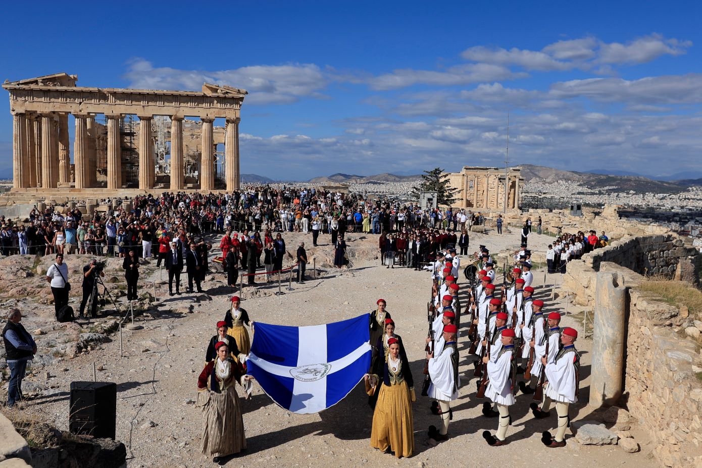 Συγκίνηση στην έπαρση της σημαίας για την απελευθέρωση της Αθήνας – 81 χρόνια από την αποχώρηση των ναζιστικών δυνάμεων