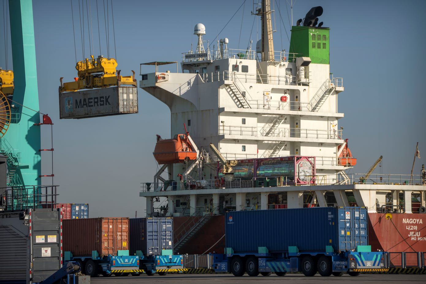 Εντείνεται ο εμπορικός πόλεμος ΗΠΑ-Κίνας: Αντίδραση του Πεκίνου στα τέλη ελλιμενισμού και έρευνα κατά αμερικανικής πολυεθνικής