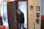 Υποδυόταν τον υδραυλικό και λήστευε ηλικιωμένους – «Ευγενικός, κύριος. Μόνο καφέ που δεν του πρόσφερα», αναφέρει θύμα του