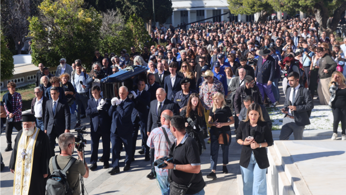 «Τραγούδησε για εμάς, τον λαό, το έθνος και την παράδοση» – Συγκίνηση, δάκρυα και μελωδίες στην κηδεία του Διονύση Σαββόπουλου