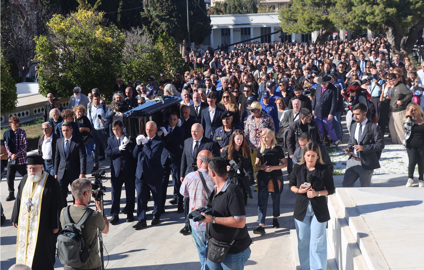 «Τραγούδησε για εμάς, τον λαό, το έθνος και την παράδοση» – Συγκίνηση, δάκρυα και μελωδίες στην κηδεία του Διονύση Σαββόπουλου