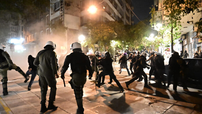 Αναταραχή στα Εξάρχεια – 14 άτομα προσήχθησαν