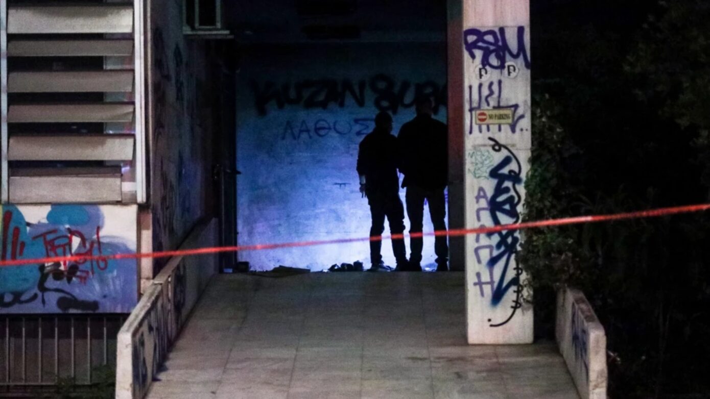 Βίντεο από τη στιγμή που οι κακοποιοί τοποθετούν γκαζάκια στο υπουργείο Αγροτικής Ανάπτυξης