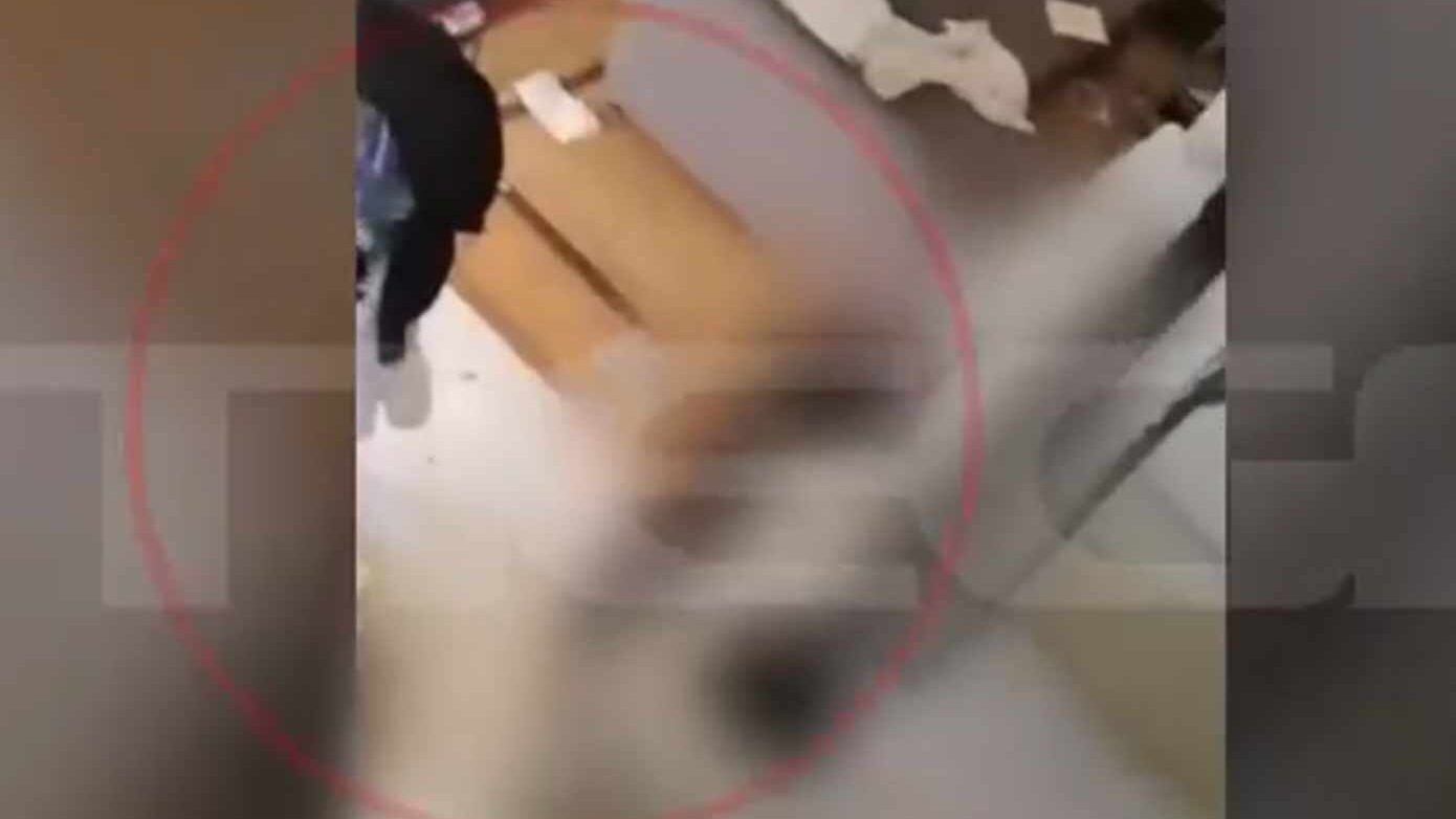 Συγκλονιστικό βίντεο από τη στιγμή που οι αστυνομικοί βρίσκουν νεκρή την Κάρολαϊν στο σπίτι της στα Γλυκά Νερά
