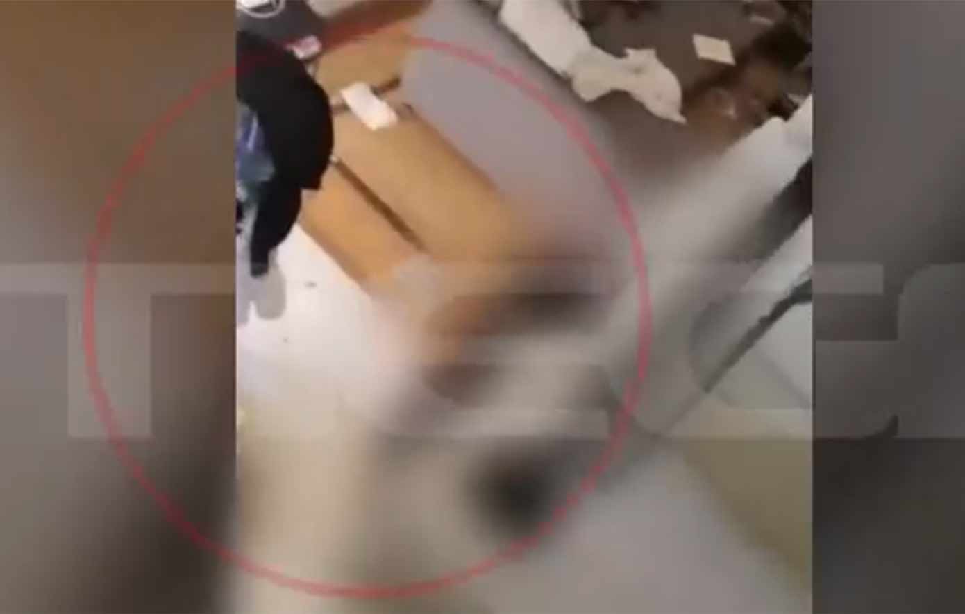 Συγκλονιστικό βίντεο από τη στιγμή που οι αστυνομικοί βρίσκουν νεκρή την Κάρολαϊν στο σπίτι της στα Γλυκά Νερά