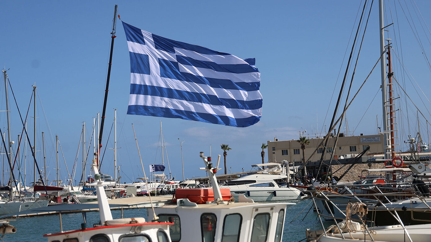 Γιγάντια ελληνική σημαία 1.440 τ.μ. ανυψώθηκε στο λιμάνι του Ηρακλείου