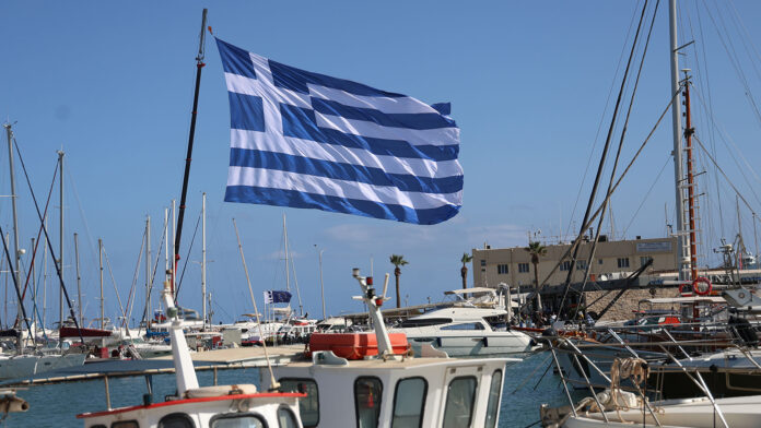 Γιγάντια ελληνική σημαία 1.440 τ.μ. ανυψώθηκε στο λιμάνι του Ηρακλείου