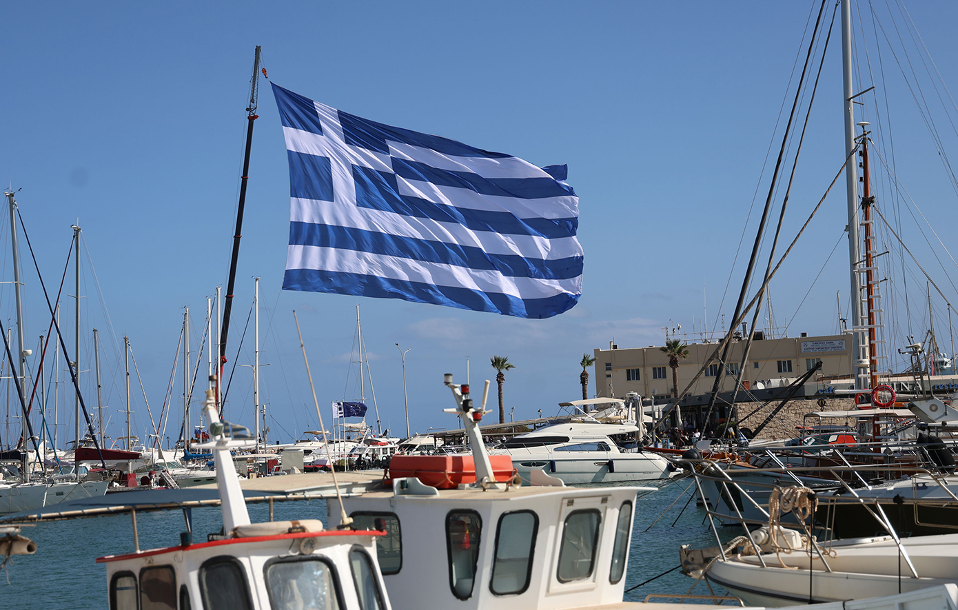 Γιγάντια ελληνική σημαία 1.440 τ.μ. ανυψώθηκε στο λιμάνι του Ηρακλείου