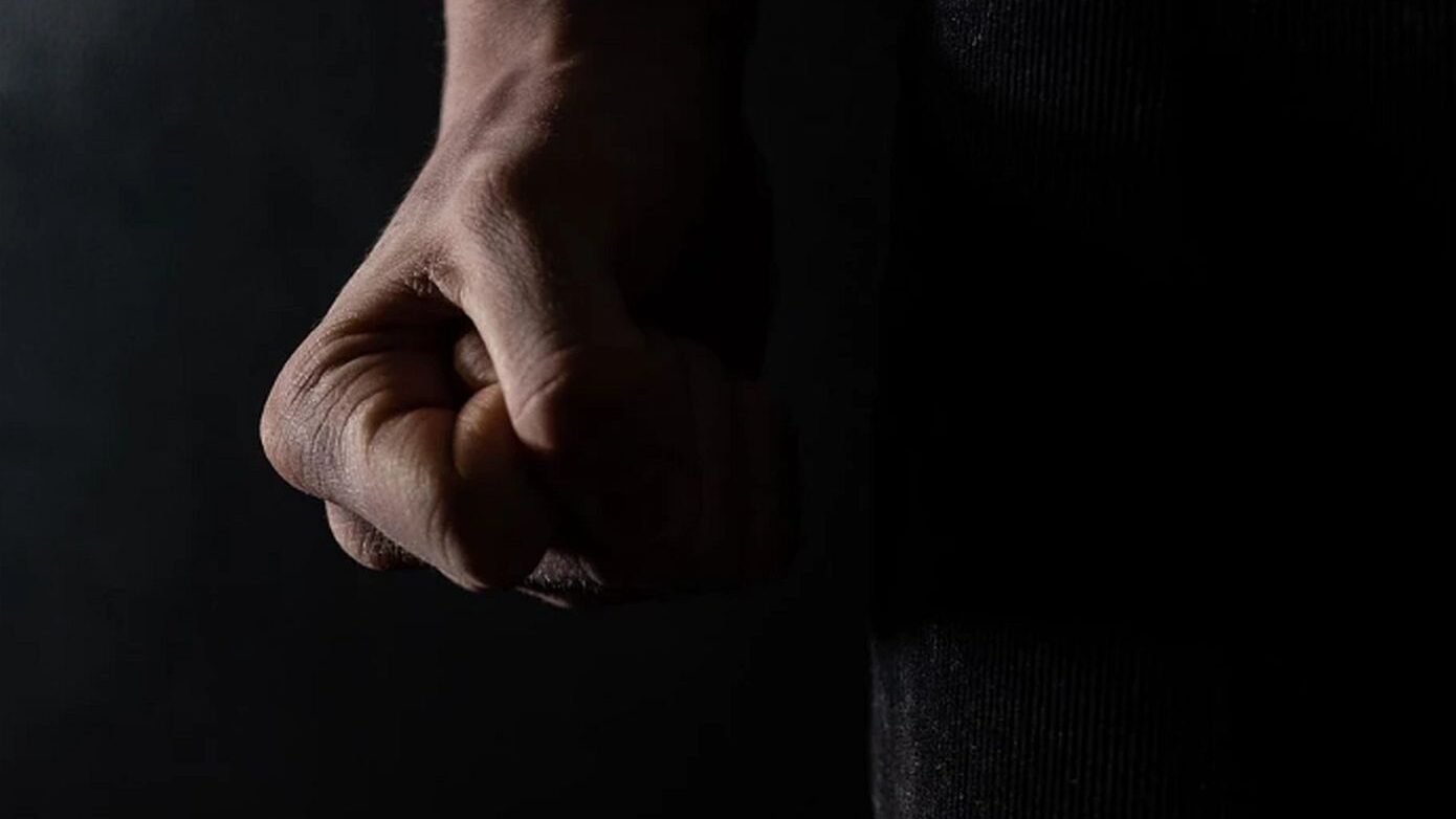 Βίαιος καυγάς γυναικών και επίθεση από σύζυγο – 56χρονη στο νοσοκομείο με τραύματα