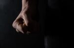 Βίαιος καυγάς γυναικών και επίθεση από σύζυγο – 56χρονη στο νοσοκομείο με τραύματα
