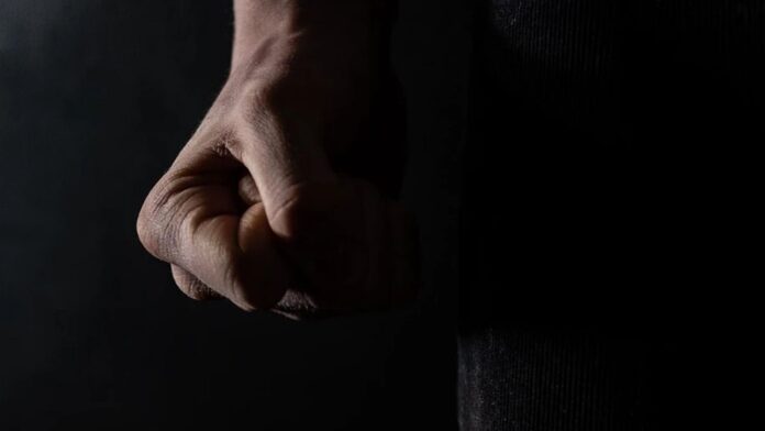 Βίαιος καυγάς γυναικών και επίθεση από σύζυγο – 56χρονη στο νοσοκομείο με τραύματα