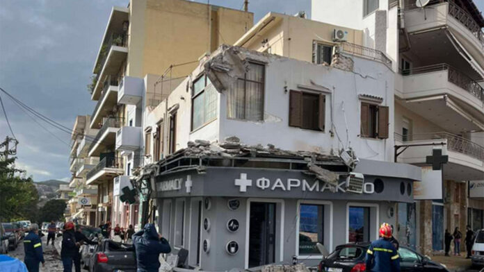 Μπαλκόνι κτιρίου κατέρρευσε στο Λαύριο – Άμεση επέμβαση της Πυροσβεστικής