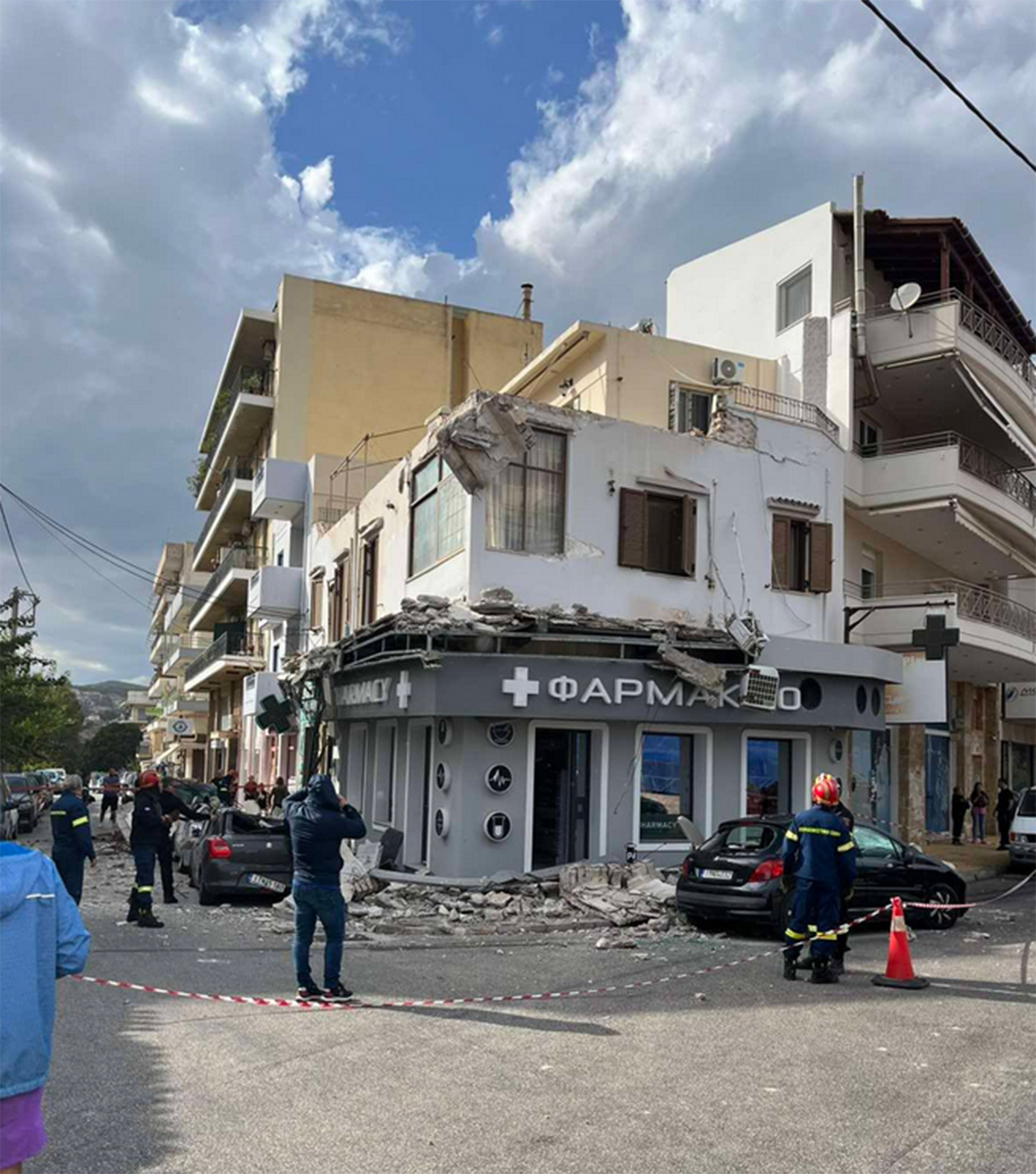 Μπαλκόνι κτιρίου κατέρρευσε στο Λαύριο – Άμεση επέμβαση της Πυροσβεστικής