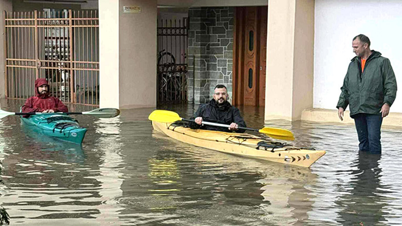 Δρόμοι και κατοικίες πλημμυρισμένα σε Μεσολόγγι και Αιτωλικό – Διάσωση παιδιού από εγκλωβισμό