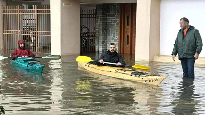 Δρόμοι και κατοικίες πλημμυρισμένα σε Μεσολόγγι και Αιτωλικό – Διάσωση παιδιού από εγκλωβισμό