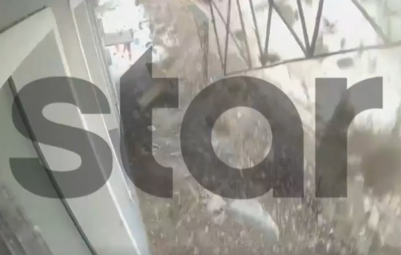 Συγκλονιστικό βίντεο από κατάρρευση μπαλκονιού στο Λαύριο – Γυναίκα σώθηκε την τελευταία στιγμή