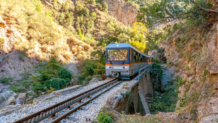 Αναστάτωση στους επιβάτες λόγω βλάβης στον Οδοντωτό – Ακινητοποιήθηκε τρένο στο Διακοπτό
