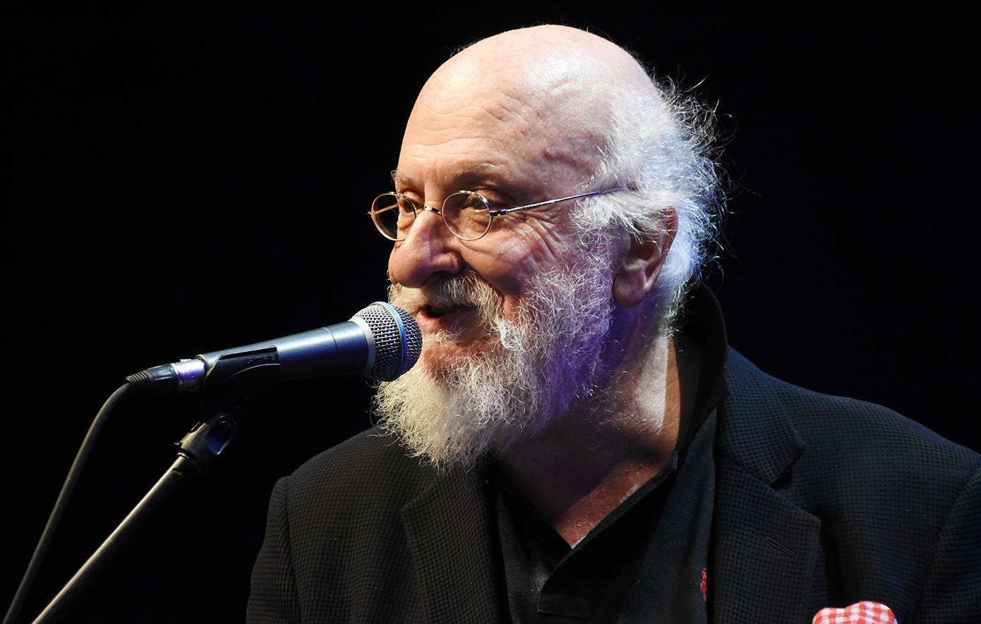 «Ένας άνθρωπος που κατάφερνε να ενώσει τους Έλληνες» – Οι πολίτες αποχαιρετούν τον Διονύση Σαββόπουλο