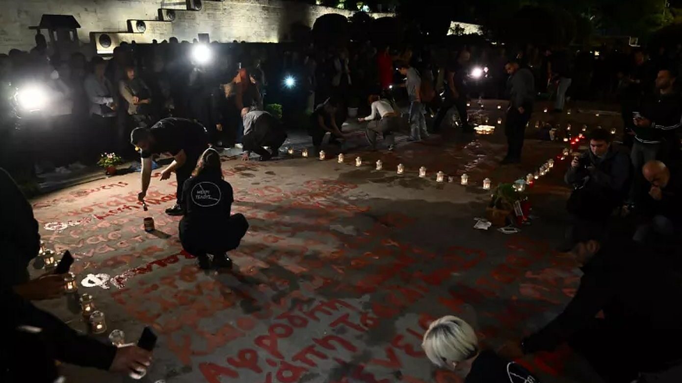 Τέμπη: Οικογένειες θυμάτων ξαναέγραψαν τα ονόματα μπροστά στη Βουλή