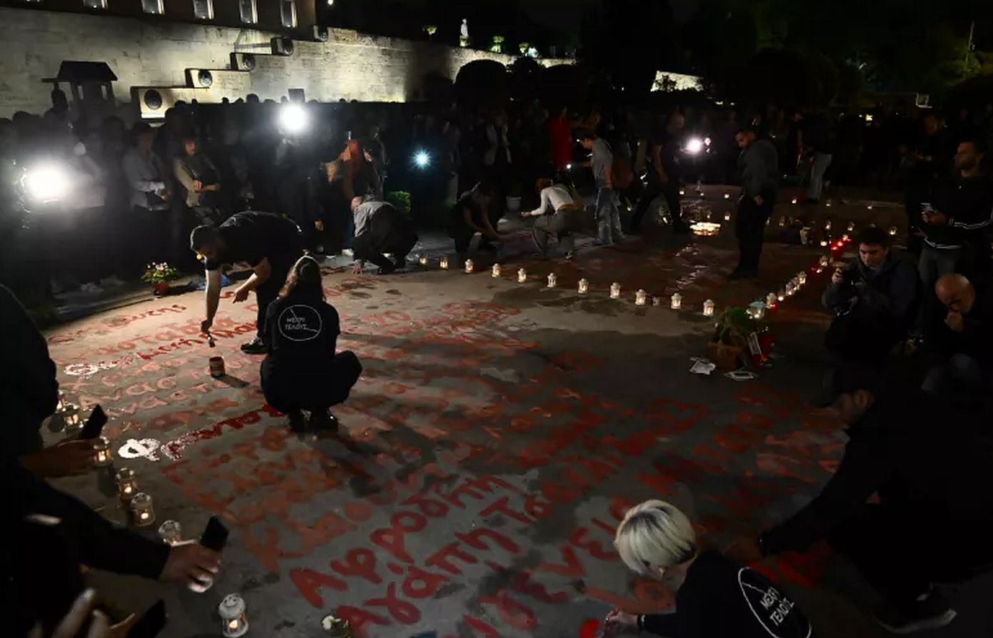 Τέμπη: Οικογένειες θυμάτων ξαναέγραψαν τα ονόματα μπροστά στη Βουλή