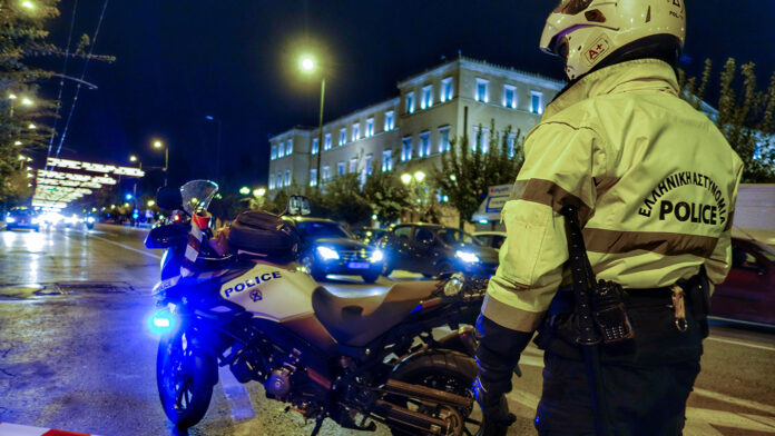 Οδηγούσε μεθυσμένος στο κέντρο της Αθήνας και προκάλεσε ζημιές σε 13 σταθμευμένα αυτοκίνητα στην οδό Φυλής