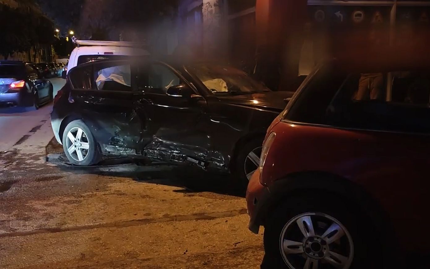 Σοβαρό τροχαίο στην Καλλιθέα με δύο τραυματίες – Παρακολουθήστε το βίντεο