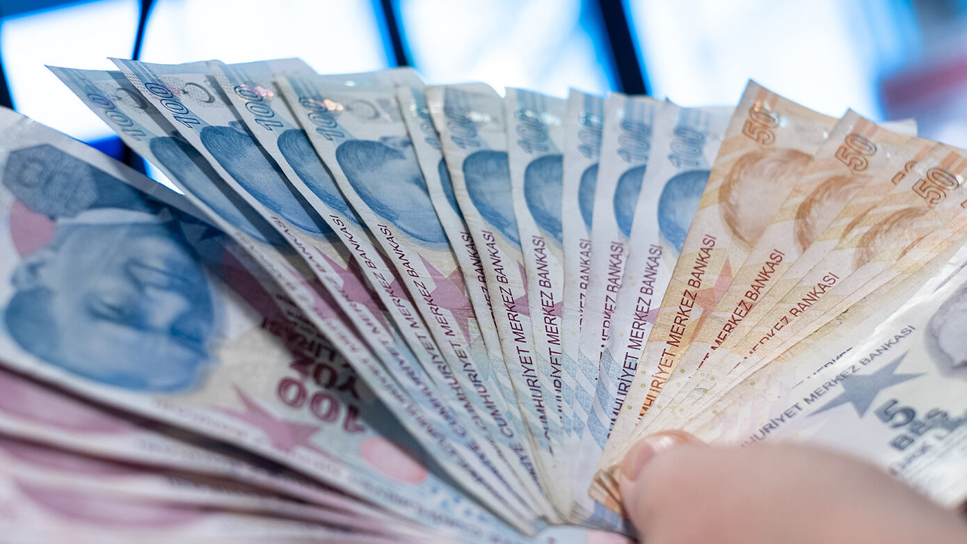 Η τουρκική λίρα κατέρρευσε σε πρωτοφανές χαμηλό επίπεδο