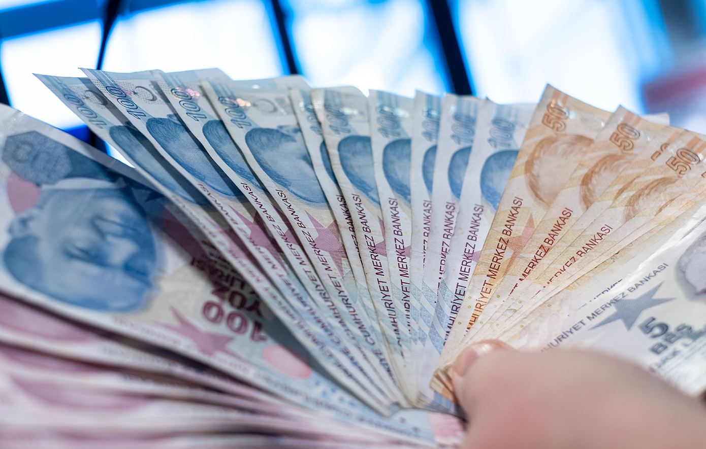 Η τουρκική λίρα κατέρρευσε σε πρωτοφανές χαμηλό επίπεδο