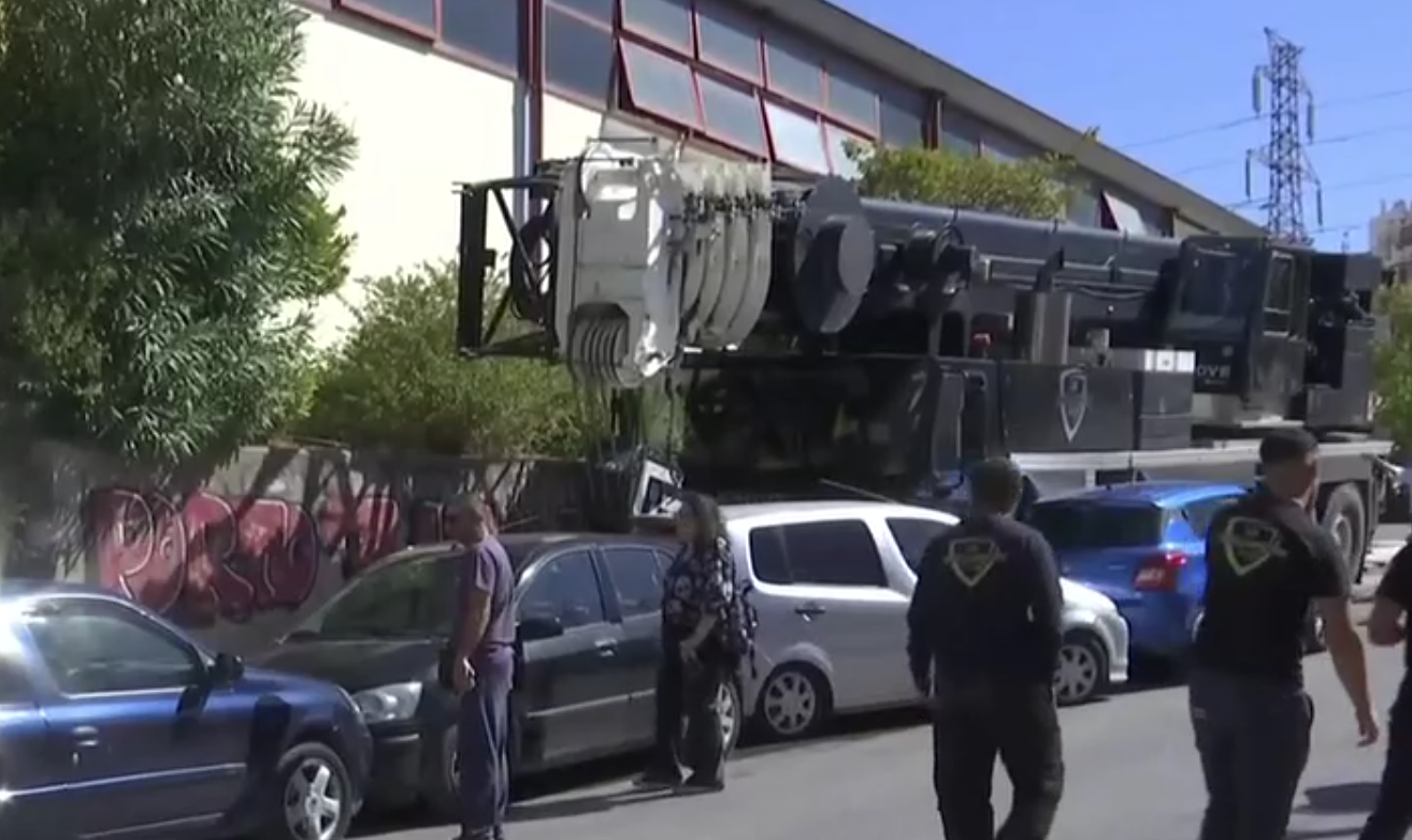 Γερανοφόρο όχημα συγκρούστηκε με σταθμευμένα αυτοκίνητα στο Κερατσίνι – Χωρίς τραυματισμούς