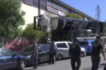 Γερανοφόρο όχημα συγκρούστηκε με σταθμευμένα αυτοκίνητα στο Κερατσίνι – Χωρίς τραυματισμούς