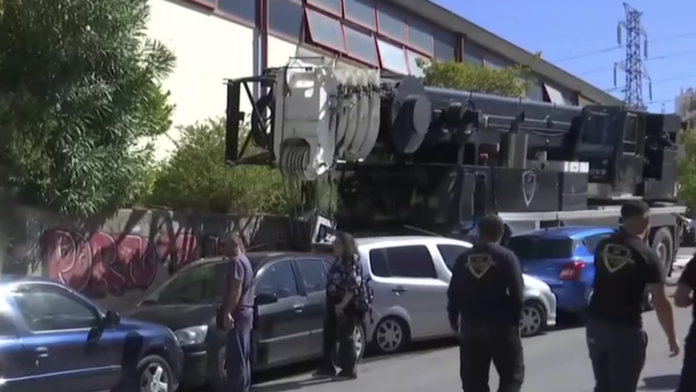 Γερανοφόρο όχημα συγκρούστηκε με σταθμευμένα αυτοκίνητα στο Κερατσίνι – Χωρίς τραυματισμούς