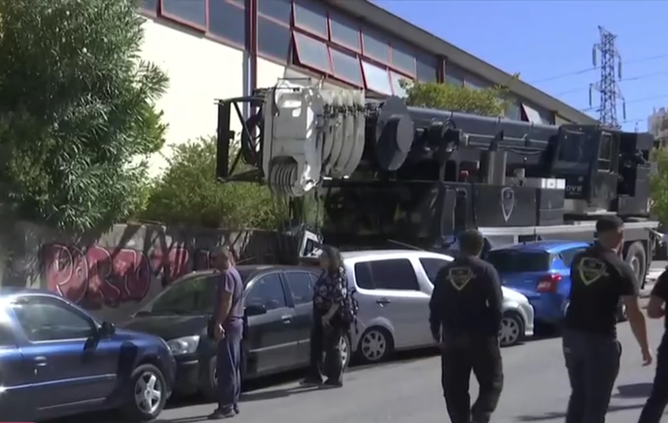 Γερανοφόρο όχημα συγκρούστηκε με σταθμευμένα αυτοκίνητα στο Κερατσίνι – Χωρίς τραυματισμούς