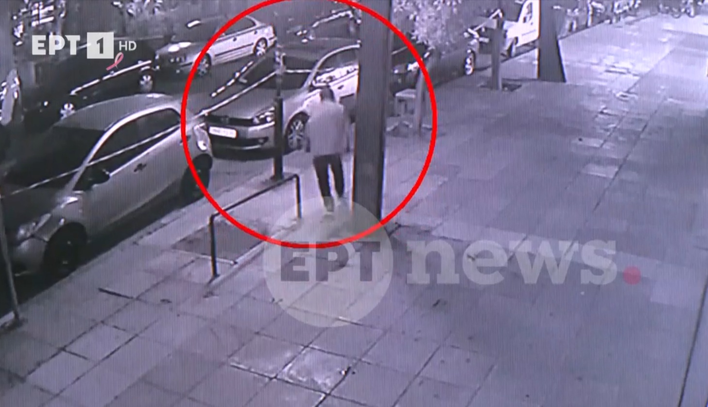 Βίντεο από τις ζημιές που προκάλεσε 50χρονος σε οχήματα στην Καλλιθέα – Τραυμάτισε αστυνομικό και συνελήφθη