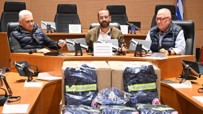 Δωρεά 130 στολών πυρόσβεσης στις εθελοντικές ομάδες της Δυτικής Ελλάδας από την Περιφέρεια