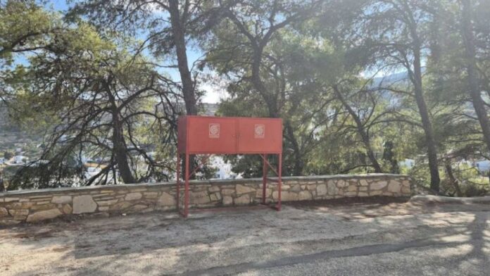 Εγκατάσταση επτά μεταλλικών πυροσβεστικών φωλιών νερού στις Δ.Κ. της Πάρου