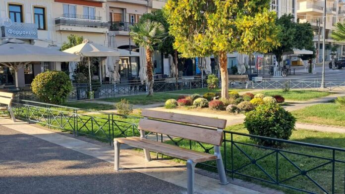 Αναβάθμιση της κεντρικής πλατείας της Σπάρτης με νέα παγκάκια
