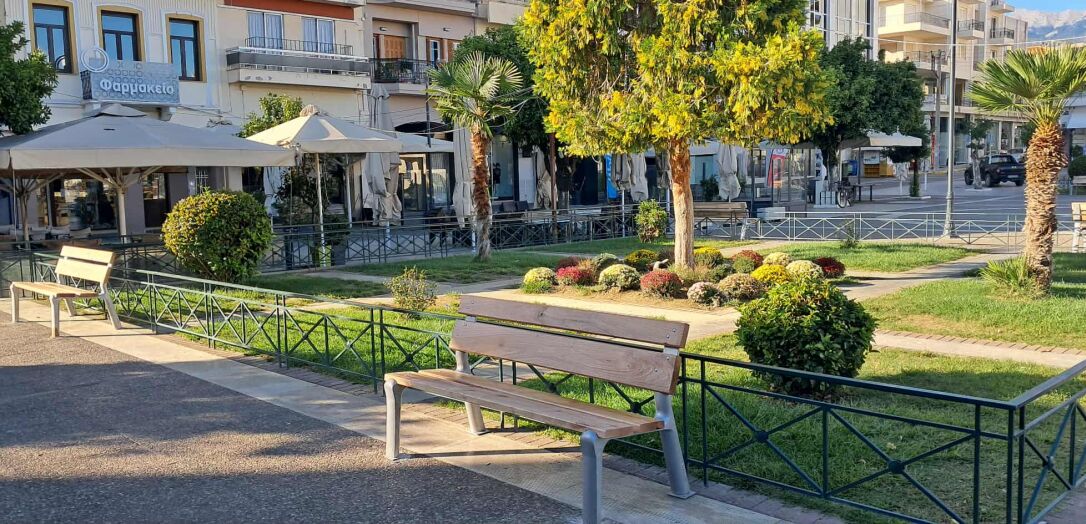 Αναβάθμιση της κεντρικής πλατείας της Σπάρτης με νέα παγκάκια