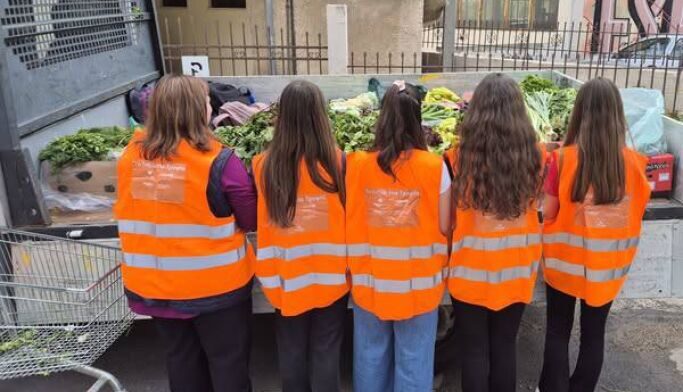 Μαθητές Χαλανδρίου ενισχύουν το Κοινωνικό Παντοπωλείο του Δήμου