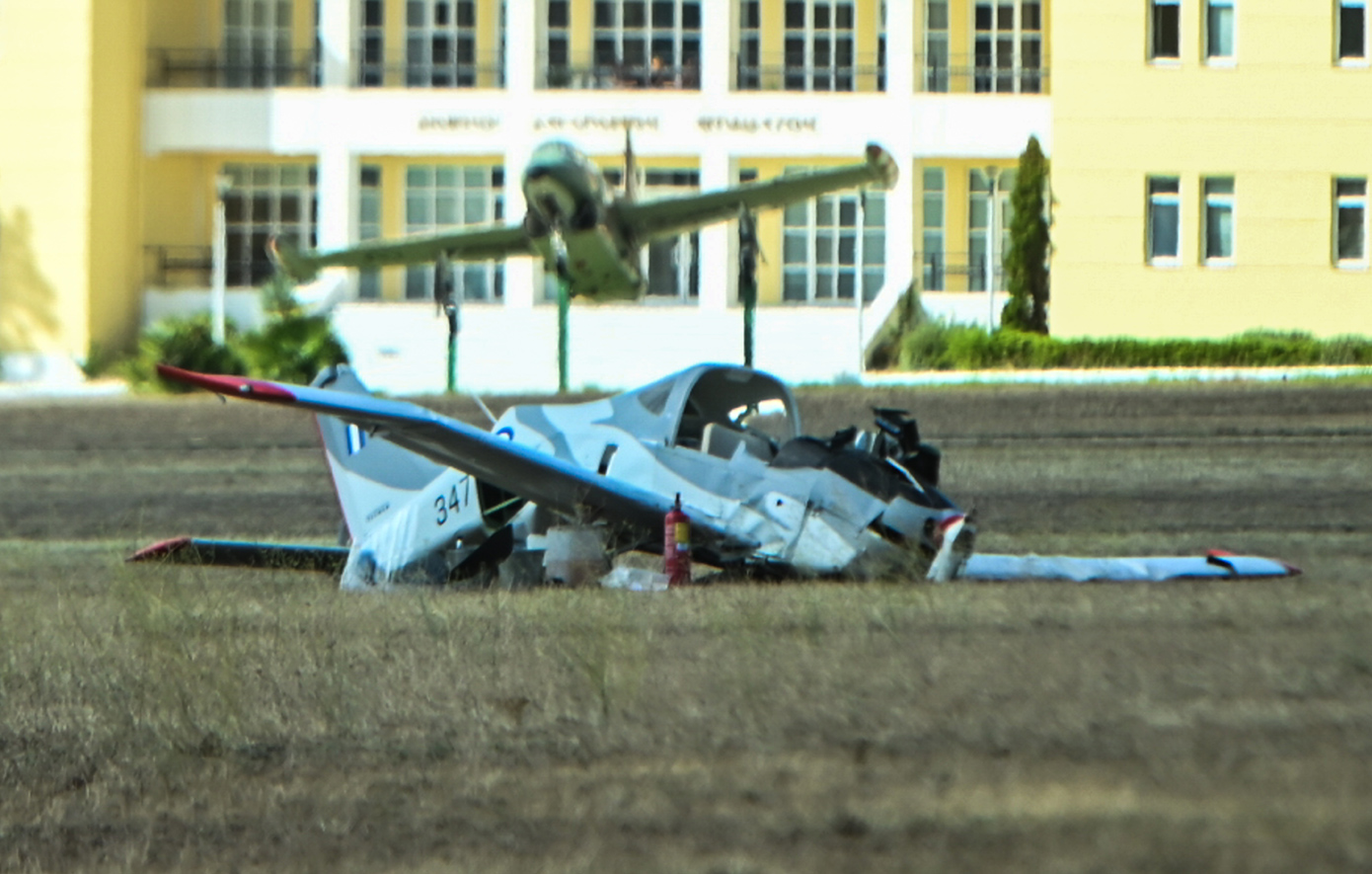 Κατάρρευση εκπαιδευτικού αεροσκάφους στο Τατόι – Σοβαροί τραυματισμοί για τους δύο πιλότους, ένας στη ΜΕΘ