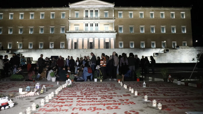 «Ίσως είναι η ύστατη στιγμή που βρισκόμαστε εδώ» – Κάλεσμα των νεκρών των Τεμπών μπροστά στη Βουλή