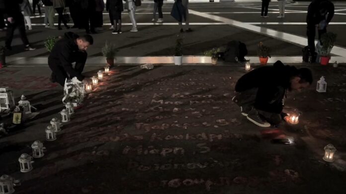 Βραδινές συγκεντρώσεις τιμής για τα θύματα των Τεμπών μπροστά στη Βουλή