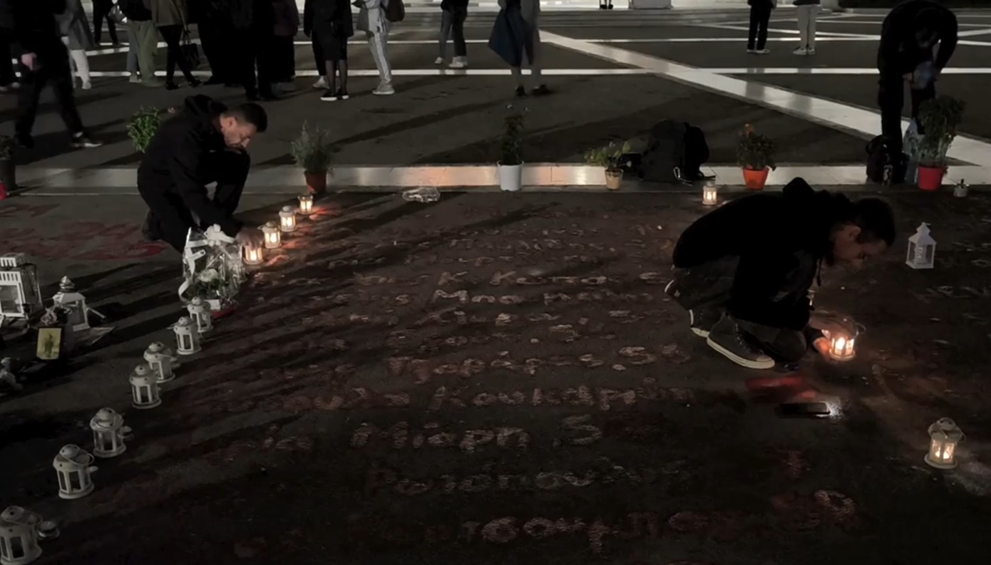 Βραδινές συγκεντρώσεις τιμής για τα θύματα των Τεμπών μπροστά στη Βουλή