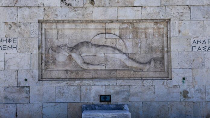 Σωματείο Εργαζομένων Δ. Αθηναίων: Αντίθετοι στην ανάθεση καθαριότητας του Μνημείου Αγνώστου Στρατιώτη
