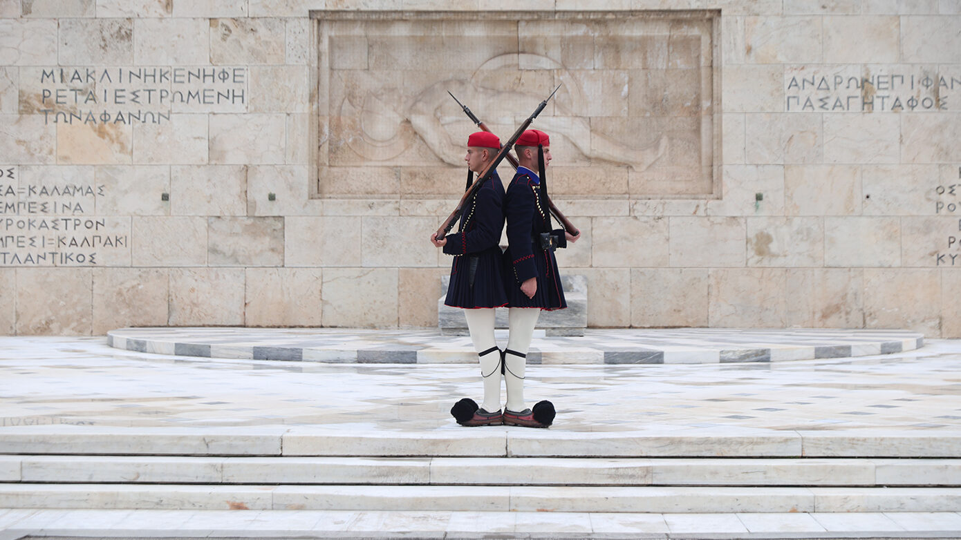 Καινοτόμα πυρίμαχα φυλάκια θα εγκατασταθούν μπροστά στο μνημείο του Άγνωστου Στρατιώτη