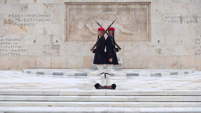 Καινοτόμα πυρίμαχα φυλάκια θα εγκατασταθούν μπροστά στο μνημείο του Άγνωστου Στρατιώτη