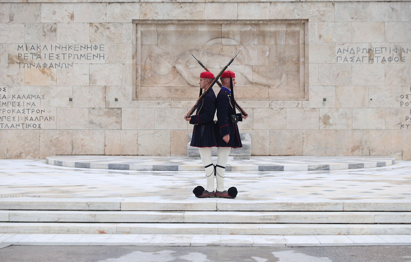 Καινοτόμα πυρίμαχα φυλάκια θα εγκατασταθούν μπροστά στο μνημείο του Άγνωστου Στρατιώτη