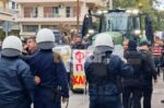 Σύγκρουση στη Λιβαδειά: Αγρότες περικύκλωσαν τον Κώστα Τσιάρα και αντιπαρατέθηκαν με αστυνομικούς